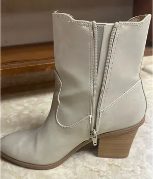 Lauren Conrad Cream suede ankle boots thumbnail 1