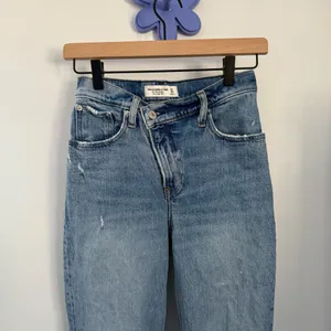 Abercrombie & Fitch 24/00 Short 90s Straight Ultra High Rise Jeans Criss Cross thumbnail 2