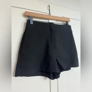 Babaton Black Tailored Mini Shorts thumbnail 3