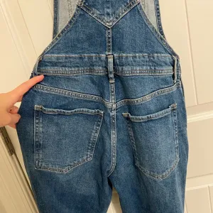 EUC | Old‎ Navy women’s ripped distressed medium wash denim overalls — size 2 thumbnail 8