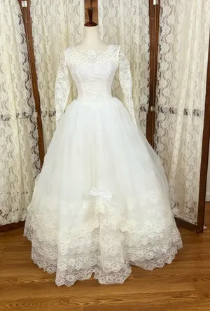 Fabulous Vintage 1950s Tiered Cupcake Lace Wedding Gown thumbnail 1