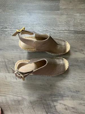Kenneth Cole Heels Wedge Gold Size 6.5 thumbnail 2