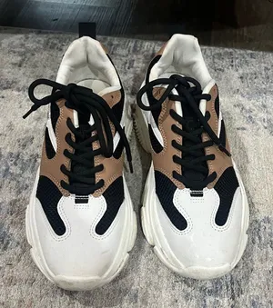 FINAL PRICE Steve Madden Stylish Black and Tan Women’s Sneakers thumbnail 1