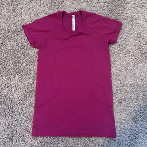Lululemon ‼️ Swiftly Tech Short-Sleeve Shirt 2.0‼️ thumbnail 3