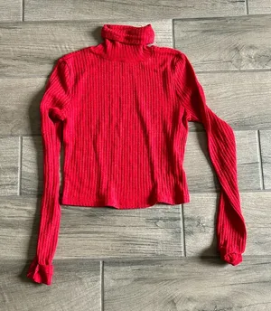 Red ribbed turtleneck with cuffed sleeves thumbnail 1