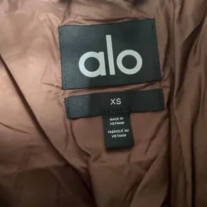 Alo Yoga Cropped Atmosphere Puffer Brownstone XS thumbnail 6