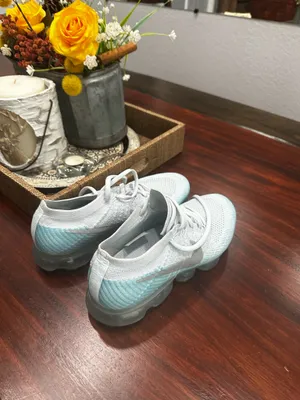 Great Nike Air VaporMax Flyknit in a white/teal colorway size 10 for women thumbnail 8