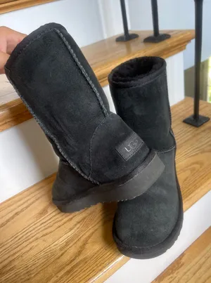 UGG Women’s Classic Short Boots Black thumbnail 1