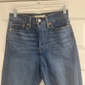 Levis‎ Jeans Womens 27 Wedgie Straight Blue Distressed Denim Stretch High Rise thumbnail 3