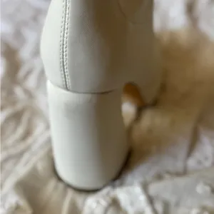 White Block Heel Women's Pumps Size 7 thumbnail 2
