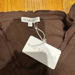 aemi + co cropped off the shoulder top Brown thumbnail 3