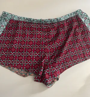 Victoria’s Secret shorts - size large thumbnail 1