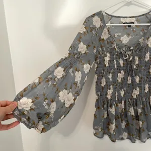AMERICAN EAGLE Smocked Floral Blouse Blue Cream Ivory Long Sleeve Boho Peplum XS thumbnail 9