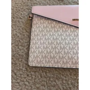 Michael kors large envelope purse missing strap imperfect thumbnail 4