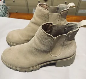 Steve Madden Howler Sand Suede Lug Sole Chelsea Ankle Boots Womens 9 M thumbnail 1