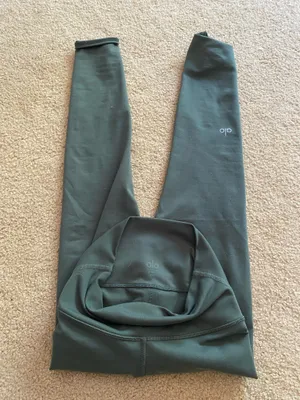 Alo yoga pants thumbnail 2