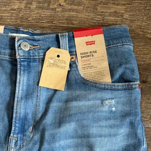 Levis High Rise Shorts Hypersoft Blue Denim Distressed Raw Hem Size 8 W29 NWT thumbnail 2