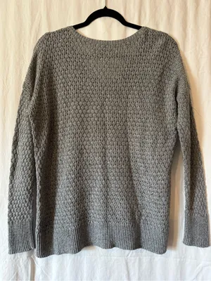 American Eagle Gray Textured Knit V‑Neck Sweater – Medium thumbnail 2