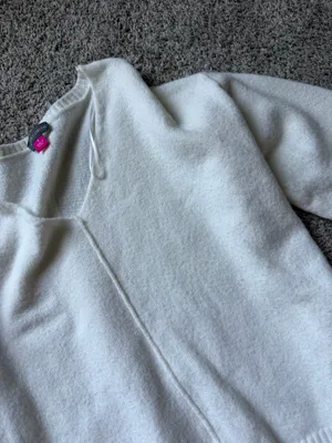 Boutique Women’s White Sweater Size Small V Neck thumbnail 4