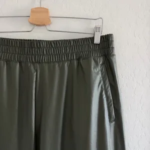 NWT OFFLINE By Aerie Real Luxe Faux Leather Wide Leg Pant in Green Size L thumbnail 6