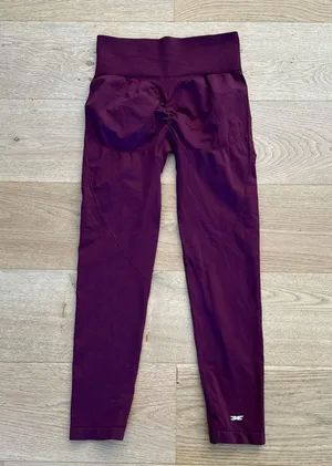 Elite Eleven - Seamless High Waist Scrunch Back Leggings in Cherry Cola Burgandy thumbnail 3