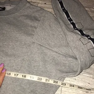 Nike Air Gray Long Sleeve Cropped Sweatshirt Size Medium thumbnail 4