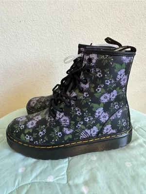 NEW Dr. Martens Zavala boots feature a black "Primrose Floral" Womens size 5 thumbnail 3
