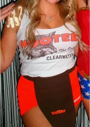 New Women’s Hooters Tank and Shorts Outfit from Clearwater Florida Size Medium thumbnail 1