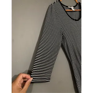 White House Black Market Black And White Curve Hem Long Sleeve Dress Size M thumbnail 3