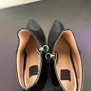 WHBM Pointed Toe Black‎ Suede Patent Leather Ankle Booties Mix Media Size 8 thumbnail 4