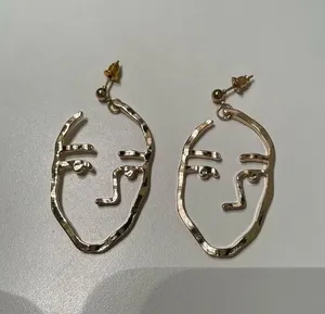GOLD TONE FACE EARRINGS thumbnail 1