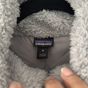 Patagonia Women’s Los Gatos Fuzzy Vest Warm Athleisure Winter Cozy thumbnail 2
