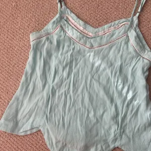 Mika & Gala Scalloped Cropped Eyelet Tank Top Blouse Aquamarine Teal Size 10 EUC thumbnail 3