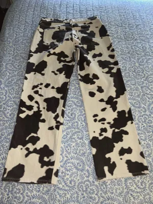 NWT women’s Abercrombie Cow print jeans trousers 27 thumbnail 4