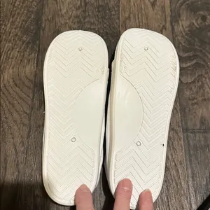 Women’s White Casual Shoes Size 8 thumbnail 3