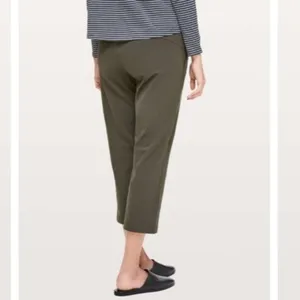 Lululemon On The Fly Crop 23 Dark Olive Luxtreme Travel Pants Size 6 thumbnail 15