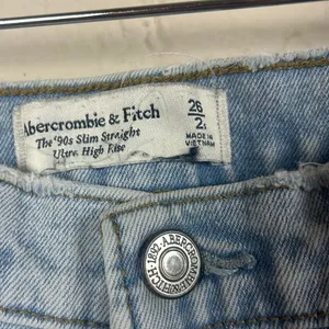 Abercrombie & Fitch 90s Slim Straight Ultra High Rise size 26S thumbnail 4