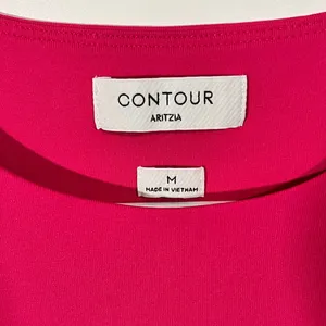 Aritzia Contour Crew Ribcage T-shirt Crop Top Size Medium Hot Pink thumbnail 3