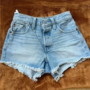 Levi's Women's Light Wash Micro Vibes 501 Original Shorts Size 25 thumbnail 4