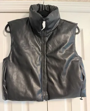 Zara Women’s XS Black Faux Puffer Leather Cropped Vest Zip Front Pockets NWT thumbnail 1