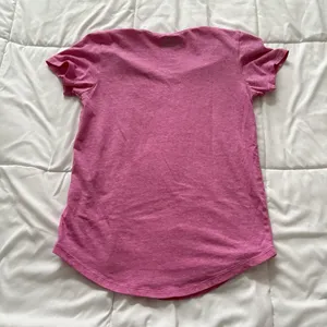 Under Armour Womens Size XS‎ Loose HEATGEAR Short Sleeve T-Shirt Tee Pink Active thumbnail 5