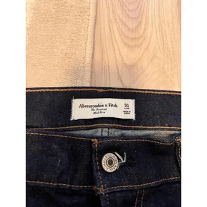 Abercrombie Mid Rise Bootcut Jean Size 31L thumbnail 6