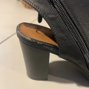 Celia Stylish black heeled booties with a modern and elegant design 👠 Perfect to elevate any outfit, whether casual or dressy. Featuring a comfortable block heel and side zipper for easy wear, these booties are both chic and practical. 💫 Sleek and versatile black design 👠 Comfortable block heel 🔒 Easy side zipper ✨ Perfect for day or night looks 📏 Size: Women’s 8 💖 Worn only once — in great condition ⚠️ Small minor scuff (shown in photos), barely noticeable thumbnail 4