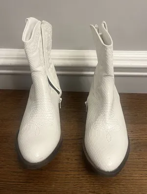 Coconuts By Matisse Derringer White round toe cowgirl booties 7 concert wedding thumbnail 1