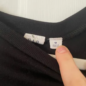 Gap black sweatshirt thumbnail 2