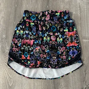 Lululemon 2 Hotty Hot High‎ Rise Tennis Golf Workout Black Floral Mini Skirt thumbnail 1