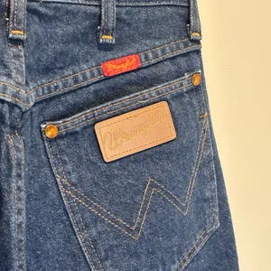 Vintage Wrangler High Rise Tapered Dark Wash Jeans - size 9 (Women's 6) thumbnail 3