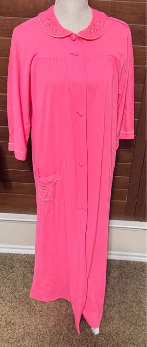 Vintage Neon Pink Nylon Robe Housecoat sz‎ M Floral Embroidery Long MCM grandma thumbnail 1