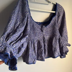 Free People Britnee Floral Cropped Peplum Smocked Puff Sleeve Top Large thumbnail 6