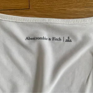 Abercrombie & Fitch Ivory keyhole ruched crop top thumbnail 5